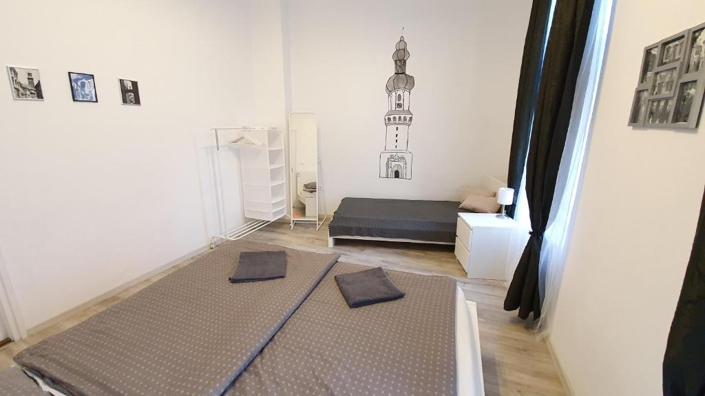 Posteľ alebo postele v izbe v ubytovaní Előkapu Apartman