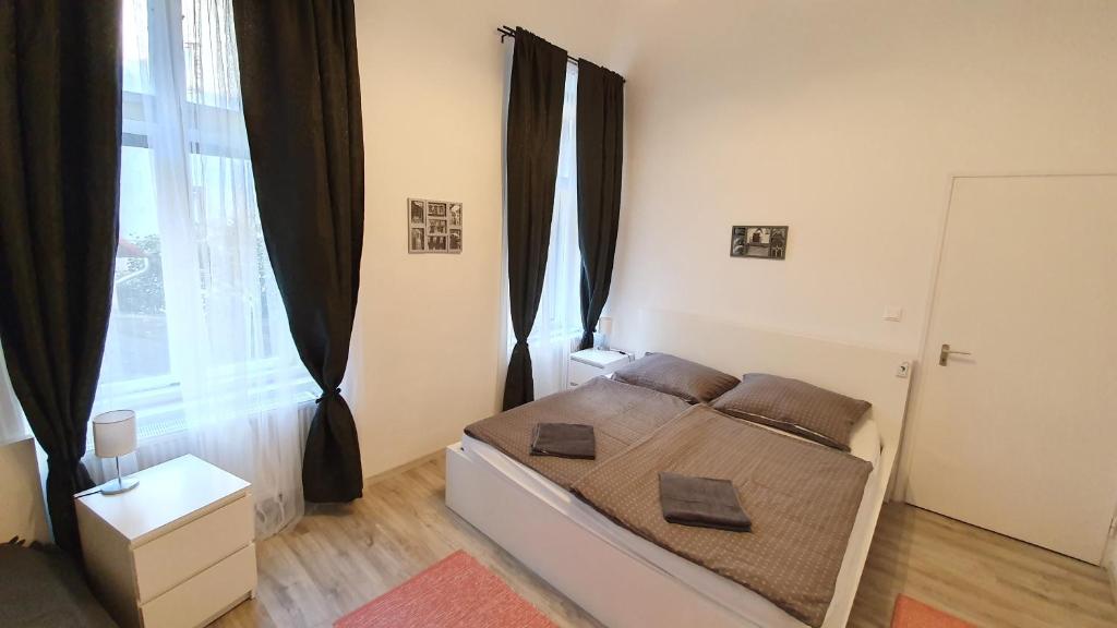 Posteľ alebo postele v izbe v ubytovaní Előkapu Apartman