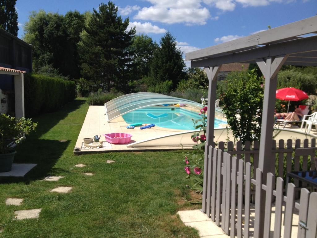 una piscina en un patio con una valla en Studio avec piscine privee jardin clos et wifi a Saint Jean d'Angely, en Saint-Jean-dʼAngély