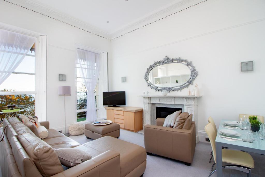 Μια τηλεόραση ή/και κέντρο ψυχαγωγίας στο Seaview Regency Apartment