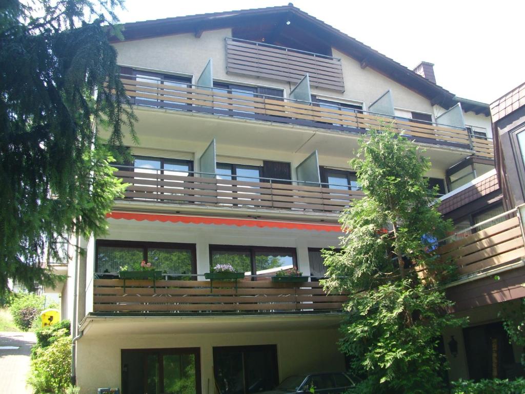 ein Gebäude mit Balkon auf der Seite in der Unterkunft Hotel Salinenblick in Bad Orb