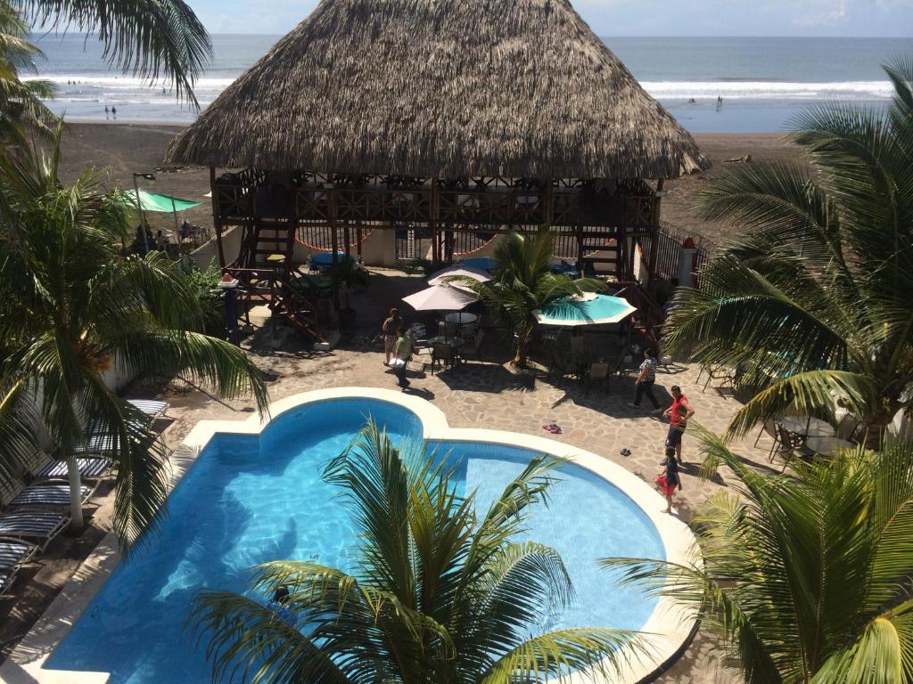 uma vista panorâmica de um resort com piscina e praia em Sabas Beach Resort em La Libertad