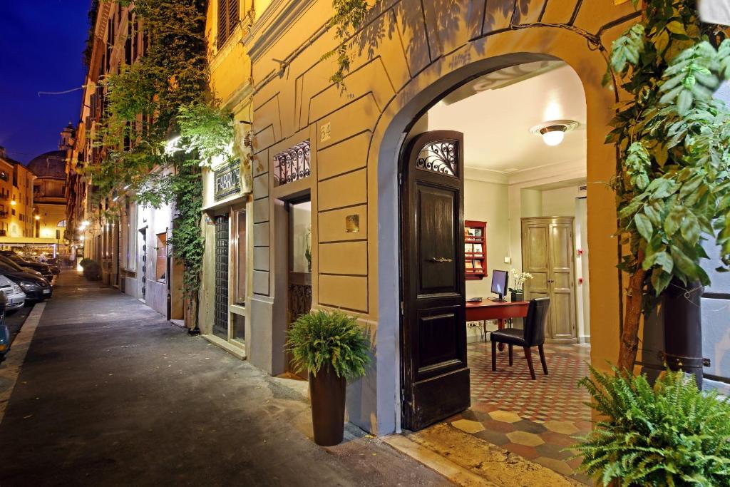 ローマにあるブティック ホテル アナヒの通り側のアーチ型の扉のある建物