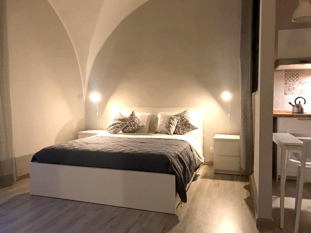 Een bed of bedden in een kamer bij Studio with wifi at Catania 3 km away from the beach