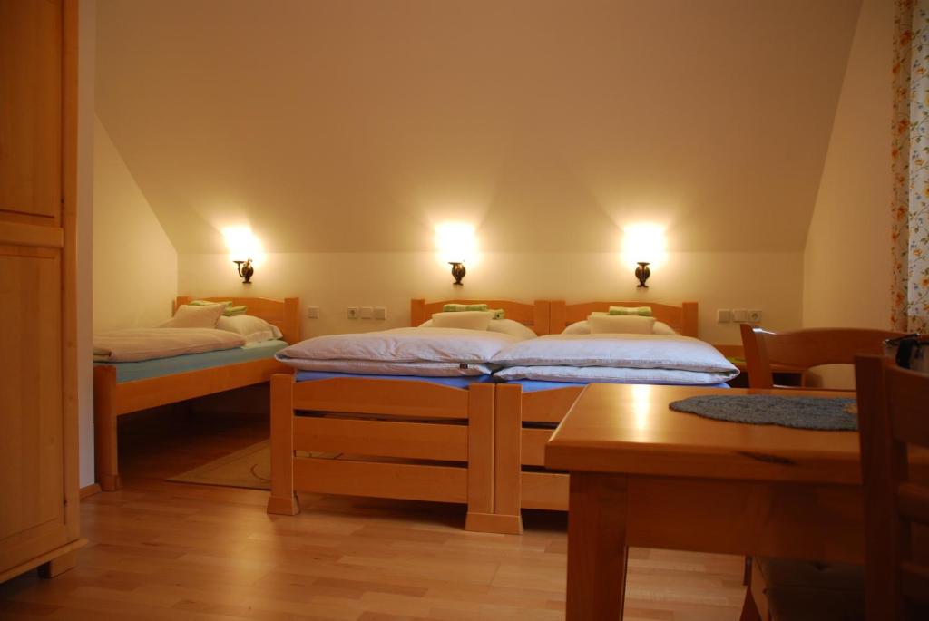 Postel nebo postele na pokoji v ubytování Farm Stay Rotovnik - Plesnik