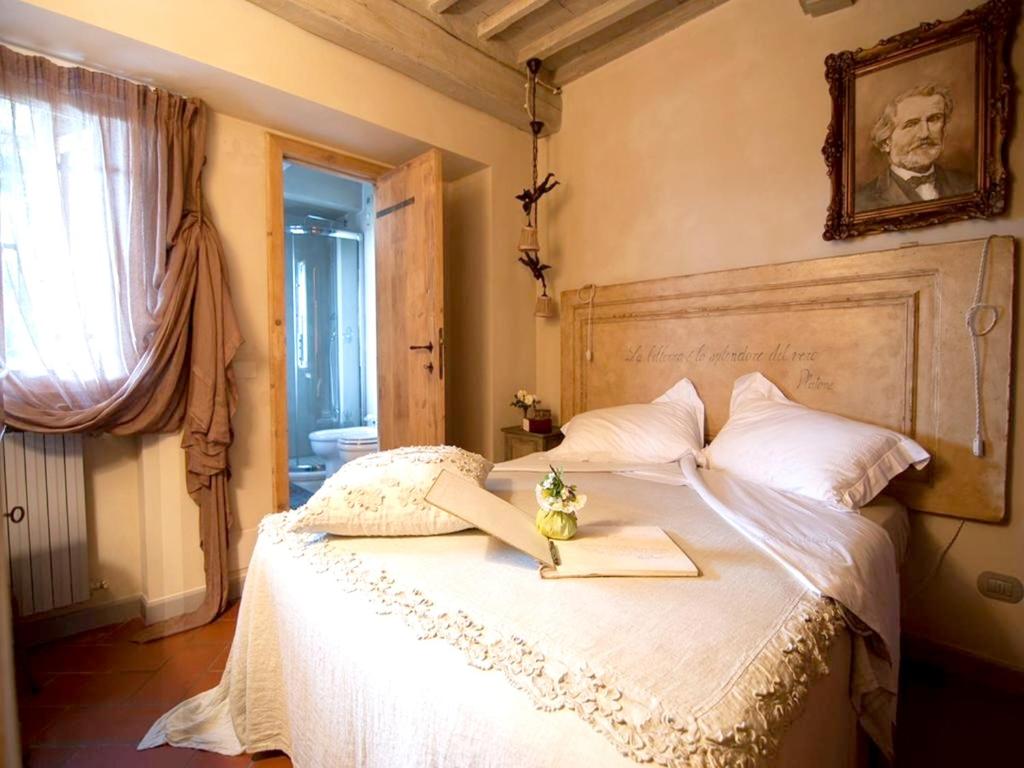 - une chambre avec un lit et un livre dans l'établissement 2 bedrooms house with city view jacuzzi and enclosed garden at Massa e Cozzile, à Massa e Cozzile