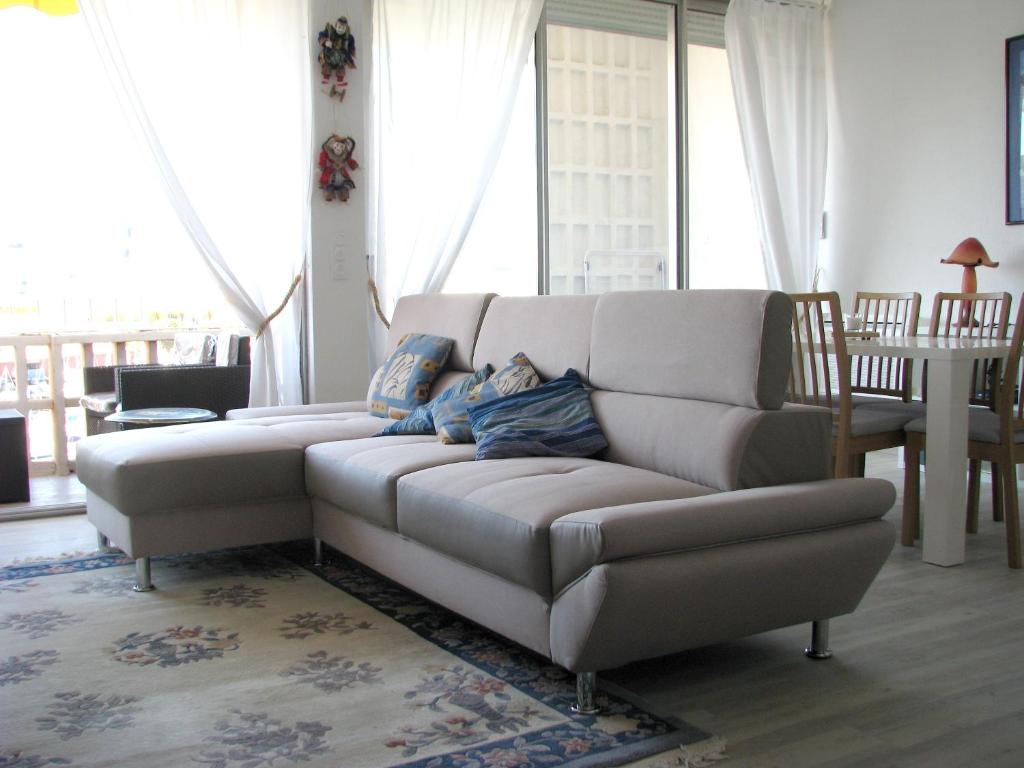 un salon avec un canapé et une table dans l'établissement Appartement cosy à Toulon avec vue sur la mer - 80 m², à Toulon