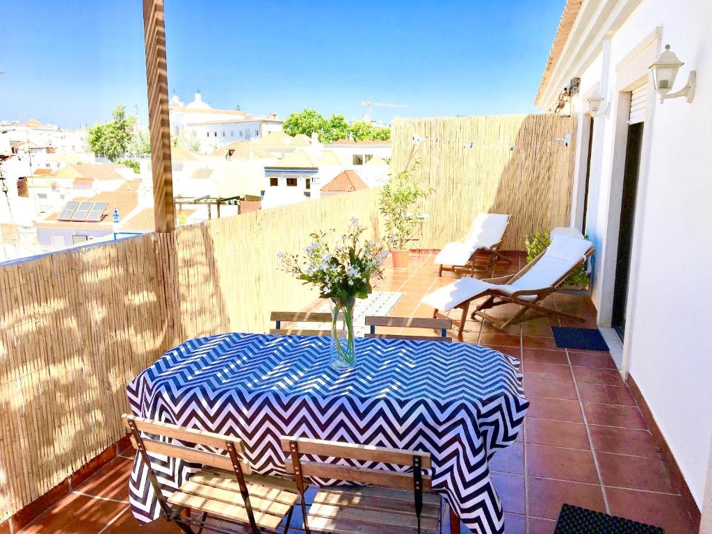 ระเบียงหรือลานระเบียงของ 2 bedrooms appartement with city view furnished terrace and wifi at Tavira