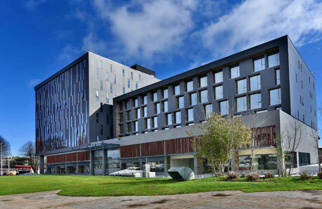 un grand bâtiment de bureau avec beaucoup de fenêtres dans l'établissement Best Western Ferrat, à Temuco