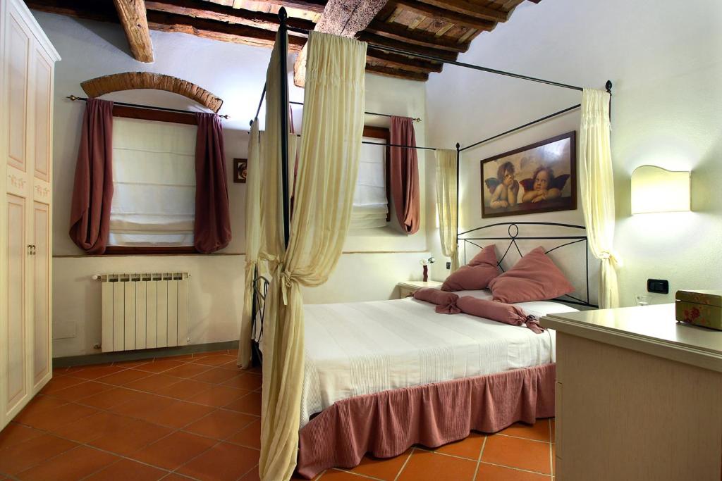 1 dormitorio con 1 cama con dosel en Aleri, en Florencia