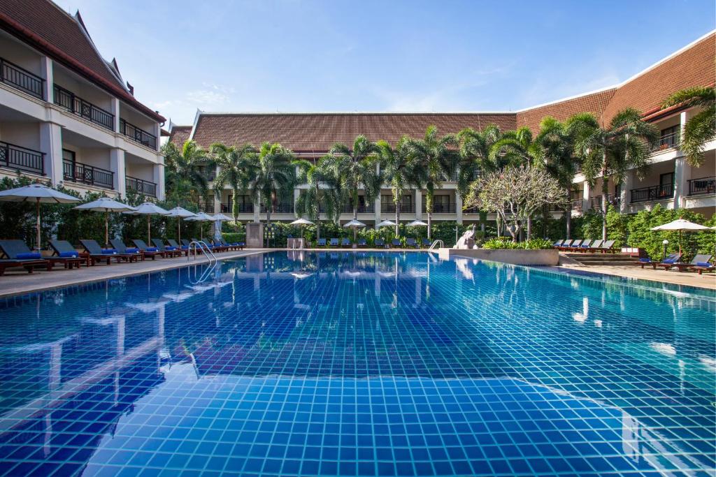 Bazén v ubytování Deevana Patong Resort & Spa nebo v jeho okolí