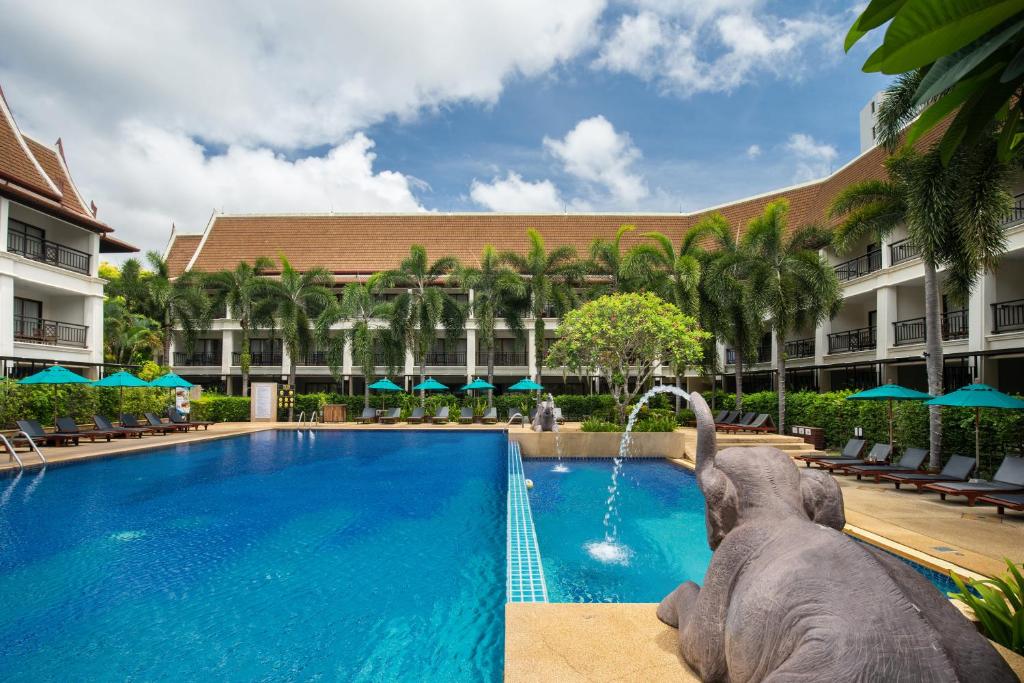 Bazén v ubytování Deevana Patong Resort & Spa nebo v jeho okolí