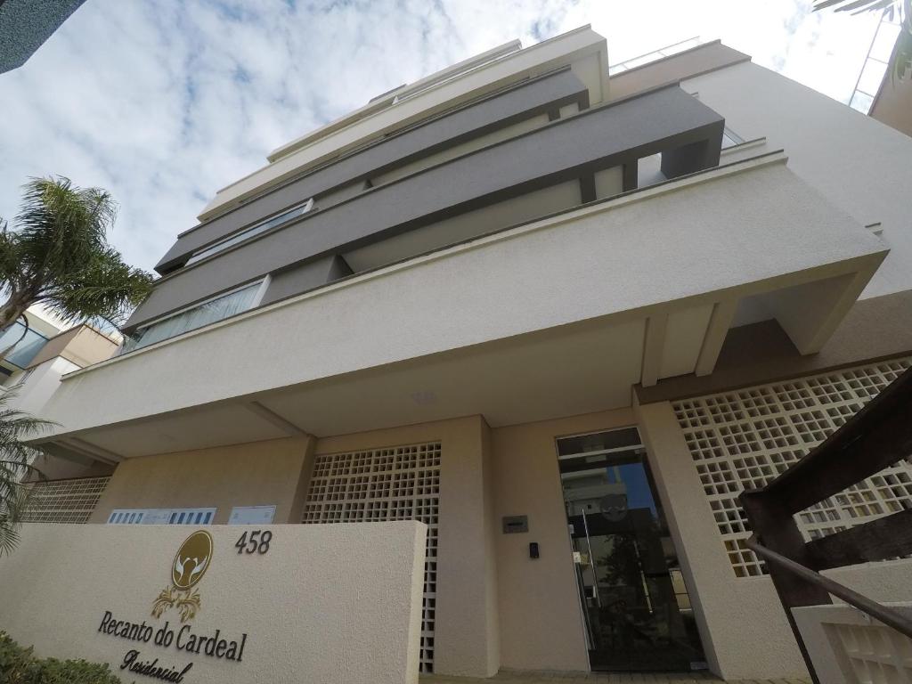 een gebouw met de ambassade van Guatemala ervoor bij A081 - Recanto do Cardeal Apto com 2 quartos - Bombas in Bombinhas