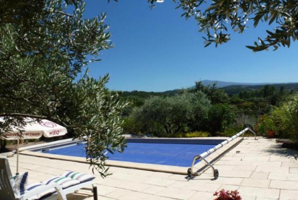 Πισίνα στο ή κοντά στο Charmante maison avec piscine à Saint-Hippolyte-le-Graveyron 46 m² !