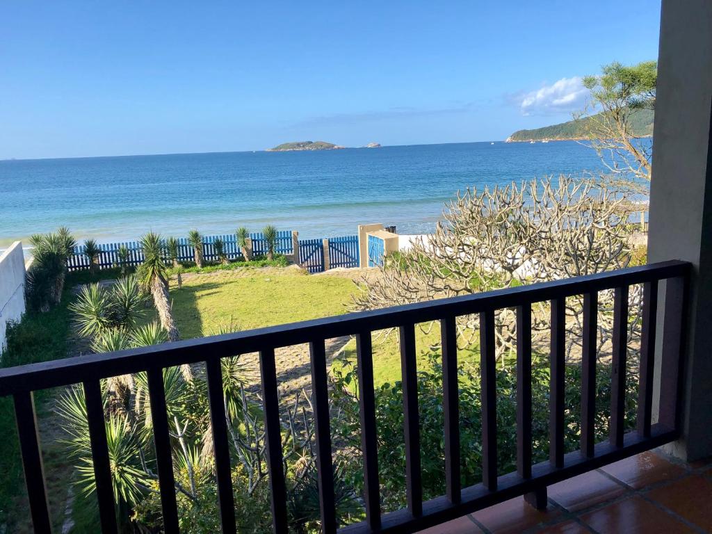 a balcony with a view of the beach at Pé na areia 6 quartos Ingleses in Florianópolis