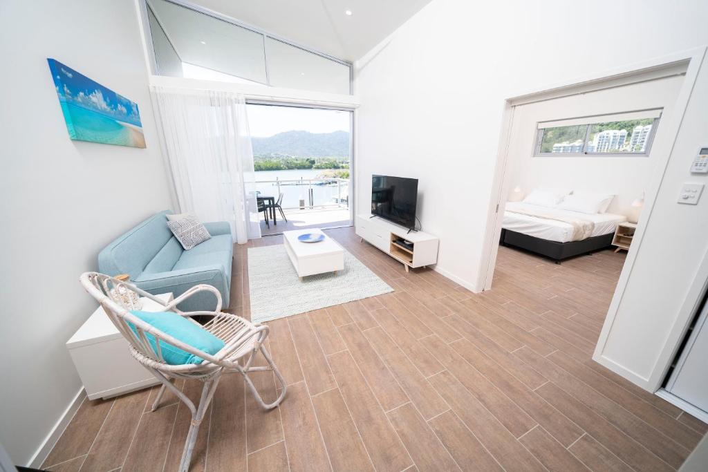 TV a/nebo společenská místnost v ubytování Harbour Cove