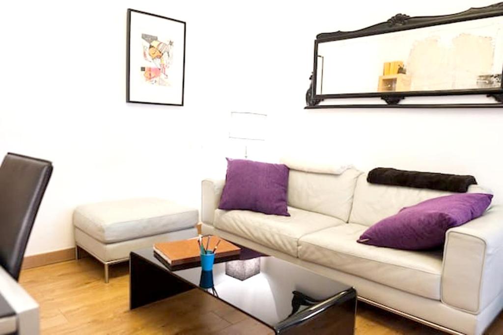 Een zitgedeelte bij 2 bedrooms appartement with wifi at Granada