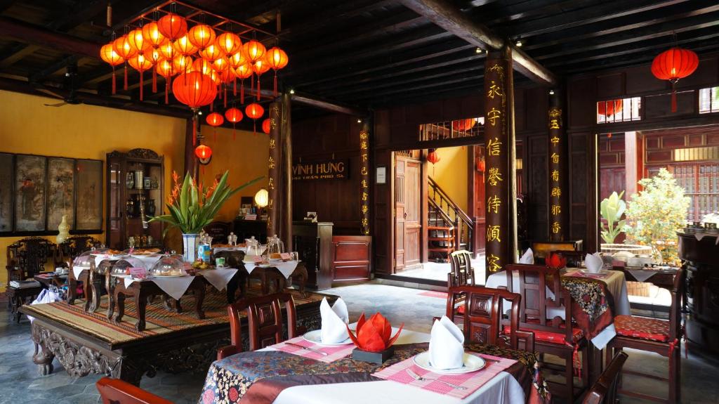 Ein Restaurant oder anderes Speiselokal in der Unterkunft Vinh Hung Heritage Hotel 