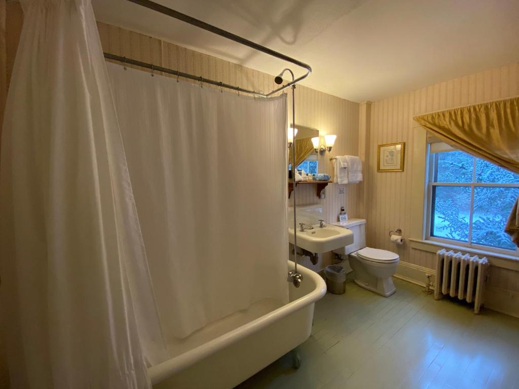 Kylpyhuone majoituspaikassa Follansbee Inn