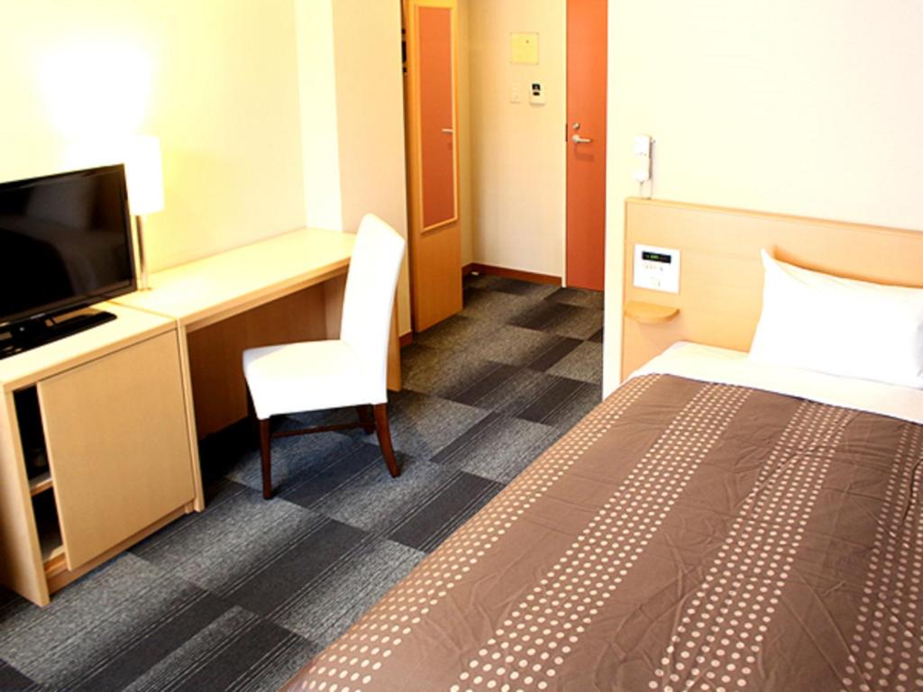 TV a/nebo společenská místnost v ubytování HOTEL LiVEMAX BUDGET Chiba Mihama