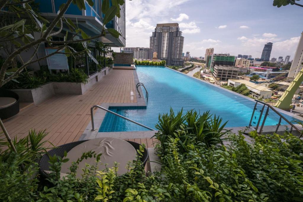 una gran piscina al lado de un edificio en Diamond Twintower Apartment Hotel 鑽石雙星酒店式公寓, en Phnom Penh