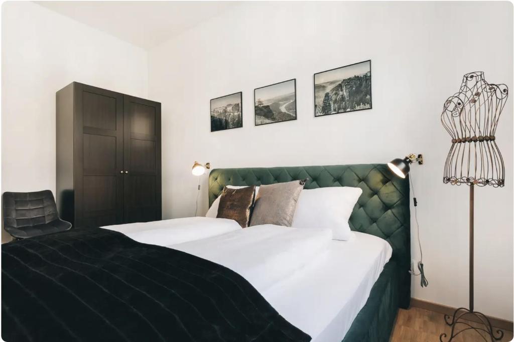 um quarto com 2 camas e um candeeiro em Apartment direkt an der Frauenkirche, Jüdenhof, FEWO-Residenz-Dresden em Dresden