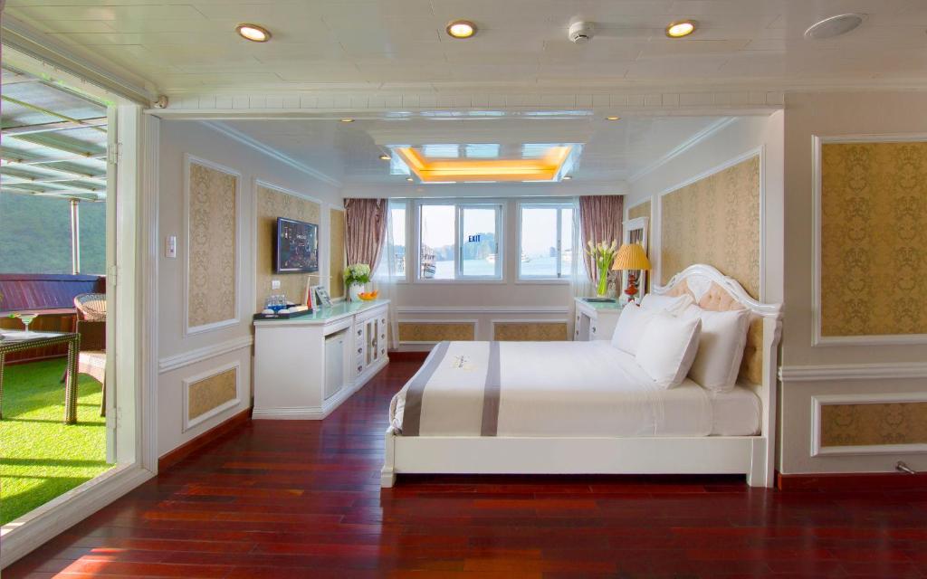 Postel nebo postele na pokoji v ubytování Signature Halong Cruise