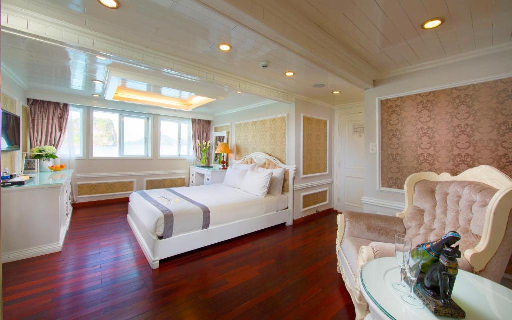 Postel nebo postele na pokoji v ubytování Signature Halong Cruise