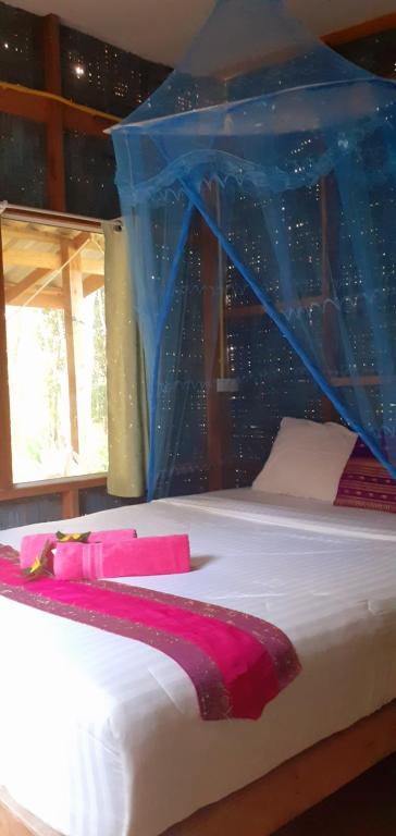 Postel nebo postele na pokoji v ubytování Lanta Maikeaw Bungalow