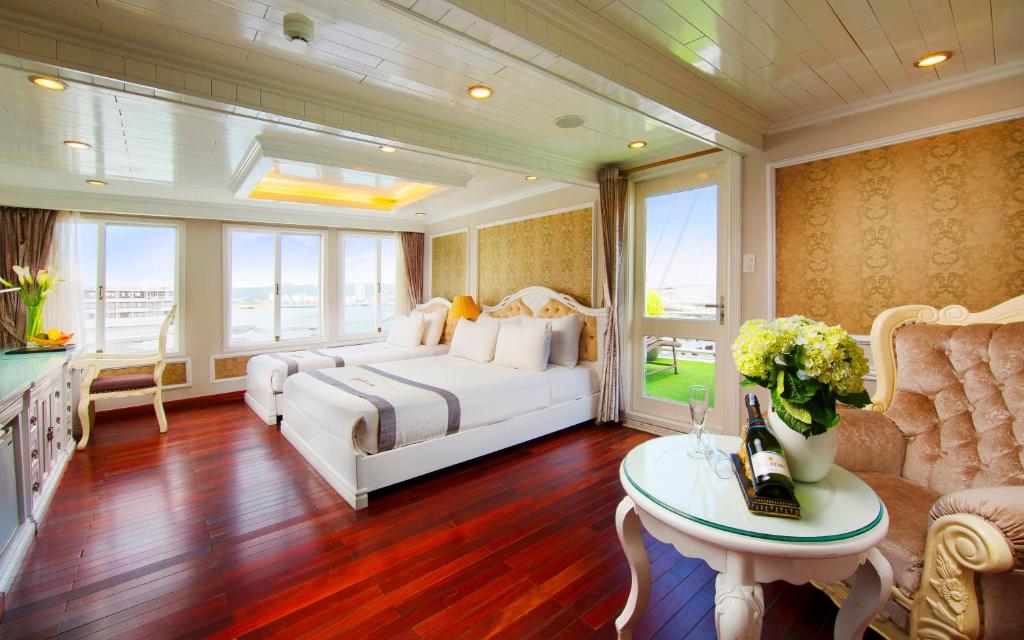 Postel nebo postele na pokoji v ubytování Signature Halong Cruise
