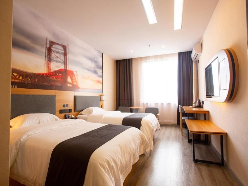 pokój hotelowy z 2 łóżkami i obrazem na ścianie w obiekcie Thank Inn Plus Hotel Jiangsu Suzhou Wujiang Tongli Scenic Area Bus Station w mieście Suzhou