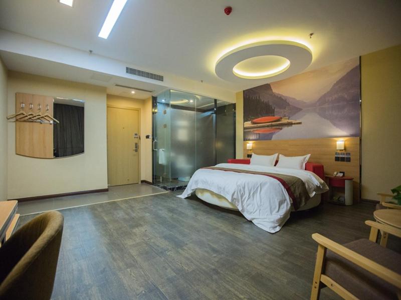 - une chambre avec un grand lit dans l'établissement Thank Inn Plus Hotel Hebei Handan Congtai District Lianfang West Road, à Handan