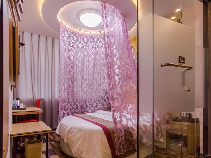 - une chambre avec un lit à baldaquin rose dans l'établissement Thank Inn Plus Hotel Jiangsu Huaian Qingpu District Evergrande, à Huai'an