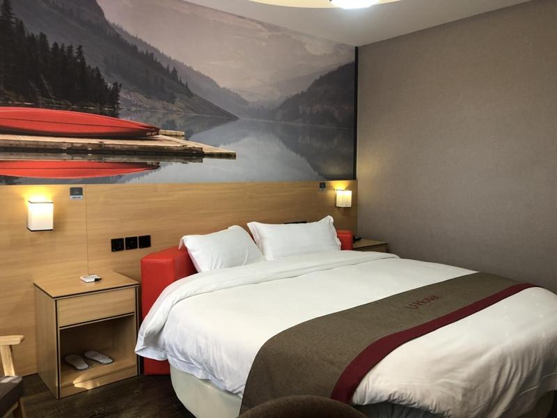 Tempat tidur dalam kamar di Thank Inn Plus Hotel Hunan Chenzhou Yongxing County Armed Forces Department
