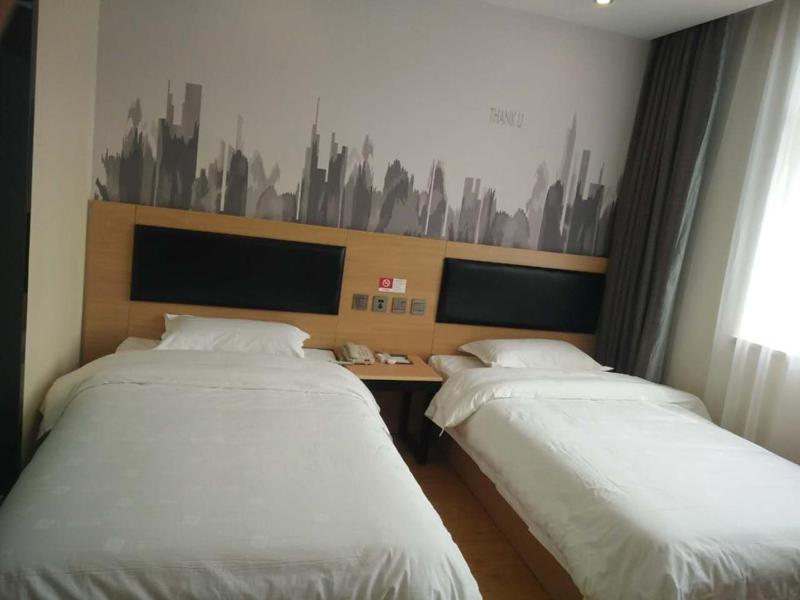 מיטה או מיטות בחדר ב-Thank Inn Plus Hotel Hubei Jingmen Zhongxiang Chengtian East Road
