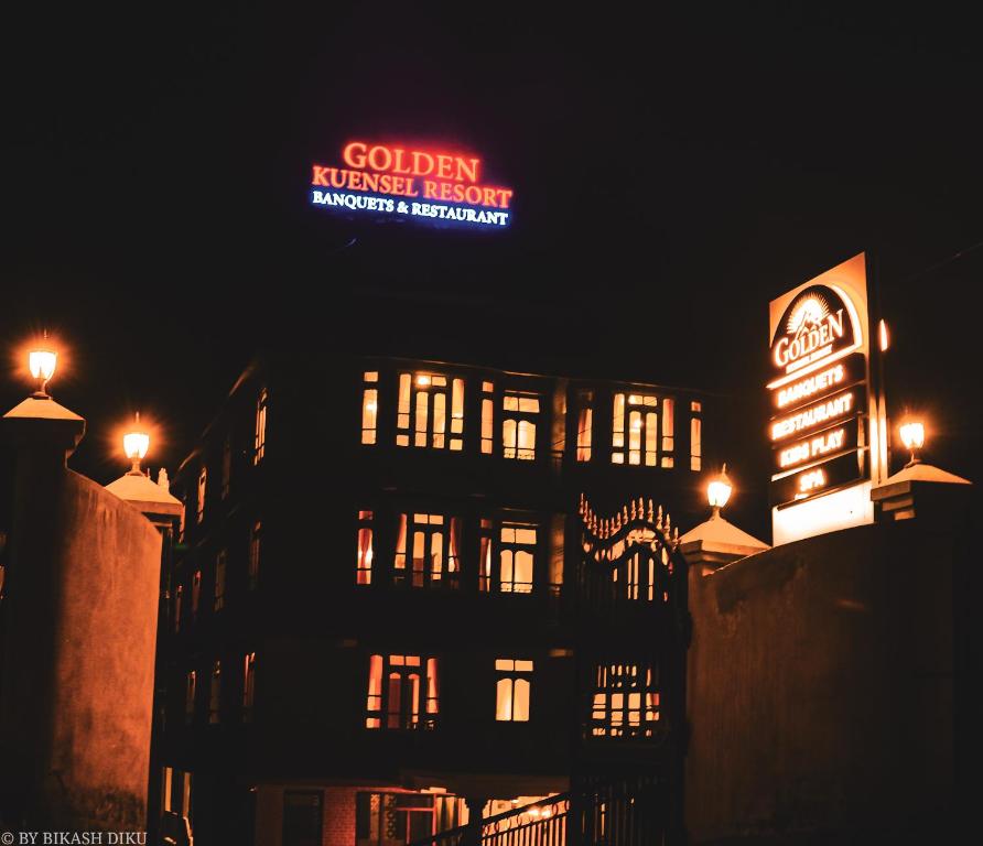 un edificio illuminato con un cartello sopra di Golden Kuensel Resort & Spa a Kalimpong