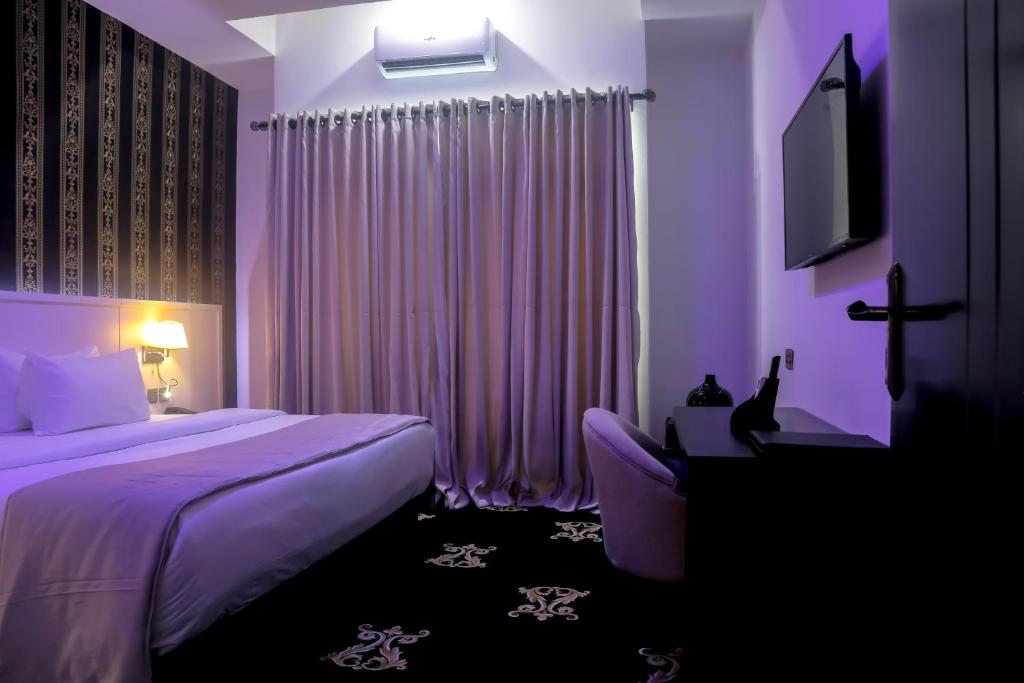 Postel nebo postele na pokoji v ubytování BON Hotel Ikeja Residence