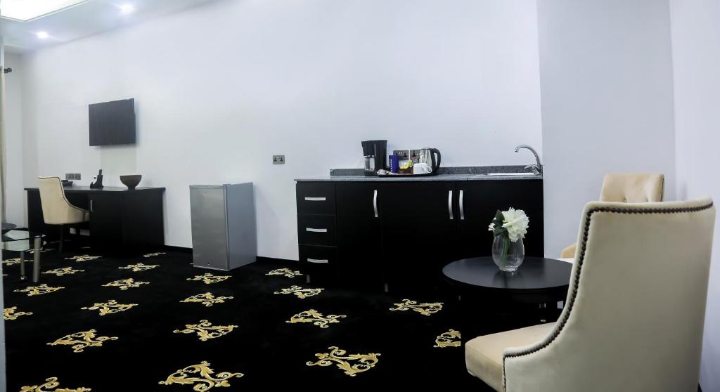 TV a/nebo společenská místnost v ubytování BON Hotel Ikeja Residence