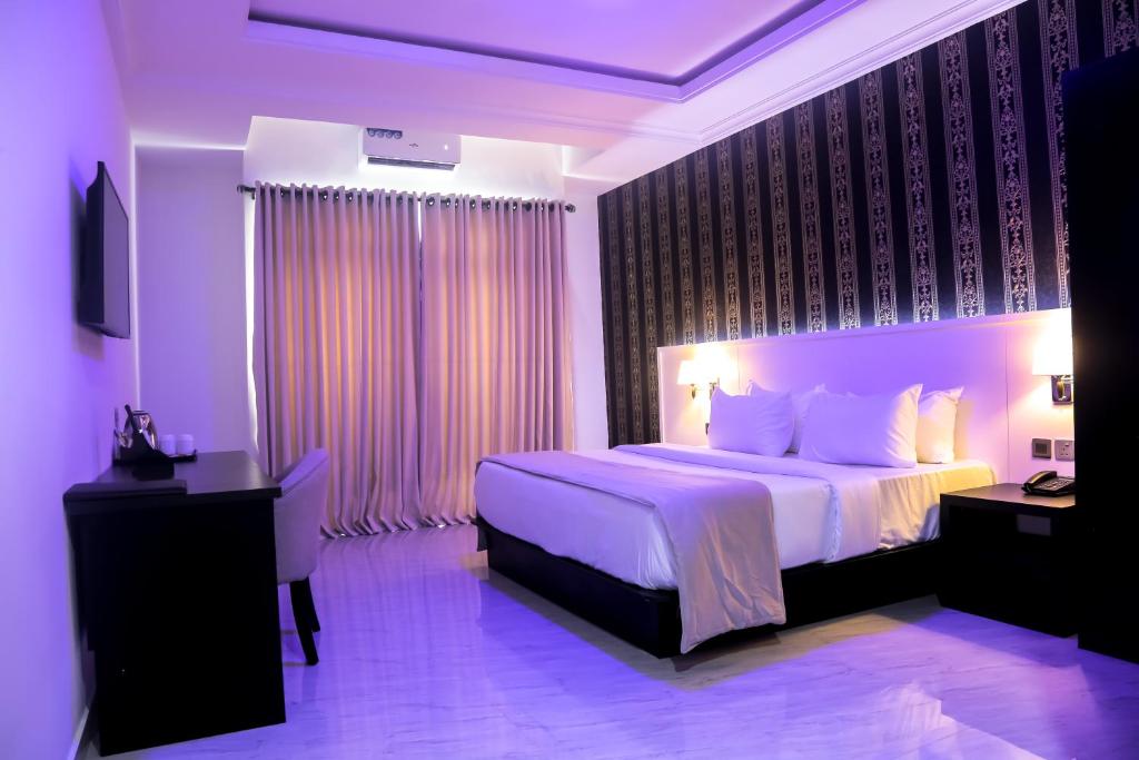 Postel nebo postele na pokoji v ubytování BON Hotel Ikeja Residence