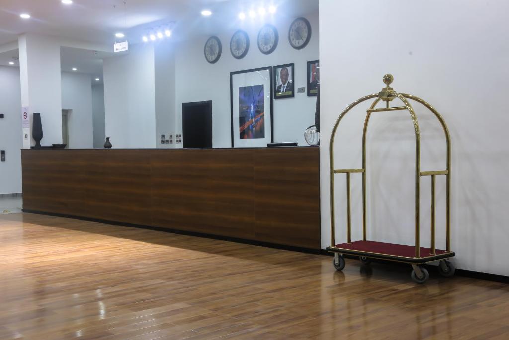 TV a/nebo společenská místnost v ubytování BON Hotel Ikeja Residence