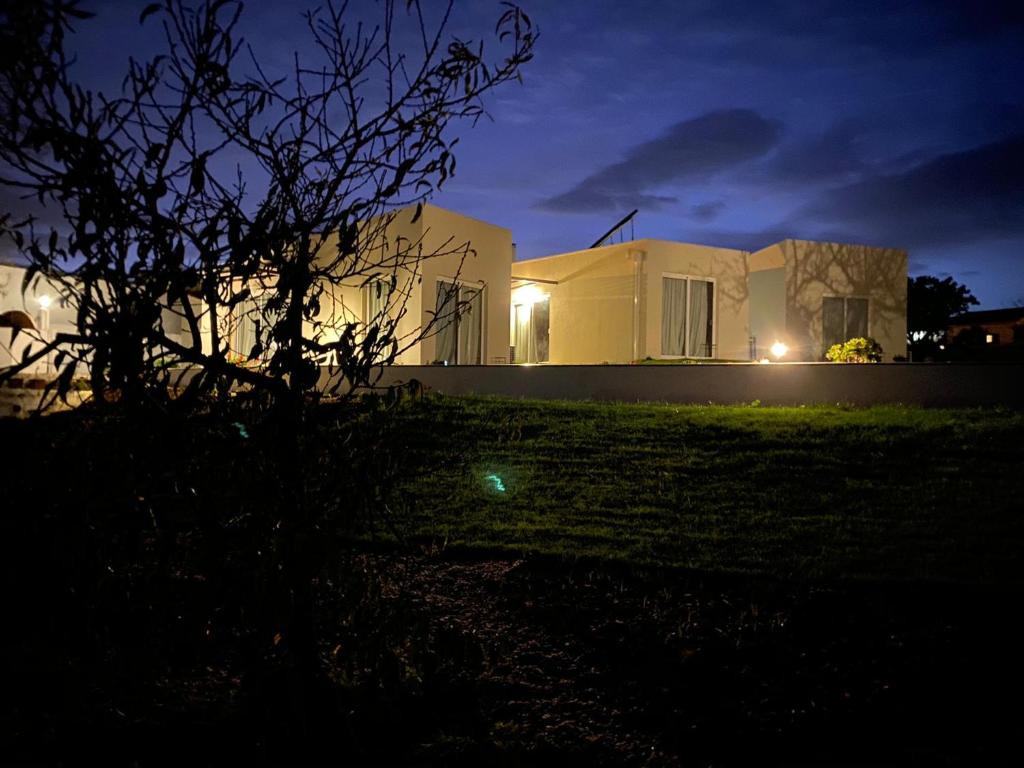 una casa bianca di notte con le luci accese di Monte do Mosteiro CountryHouse a Batalha