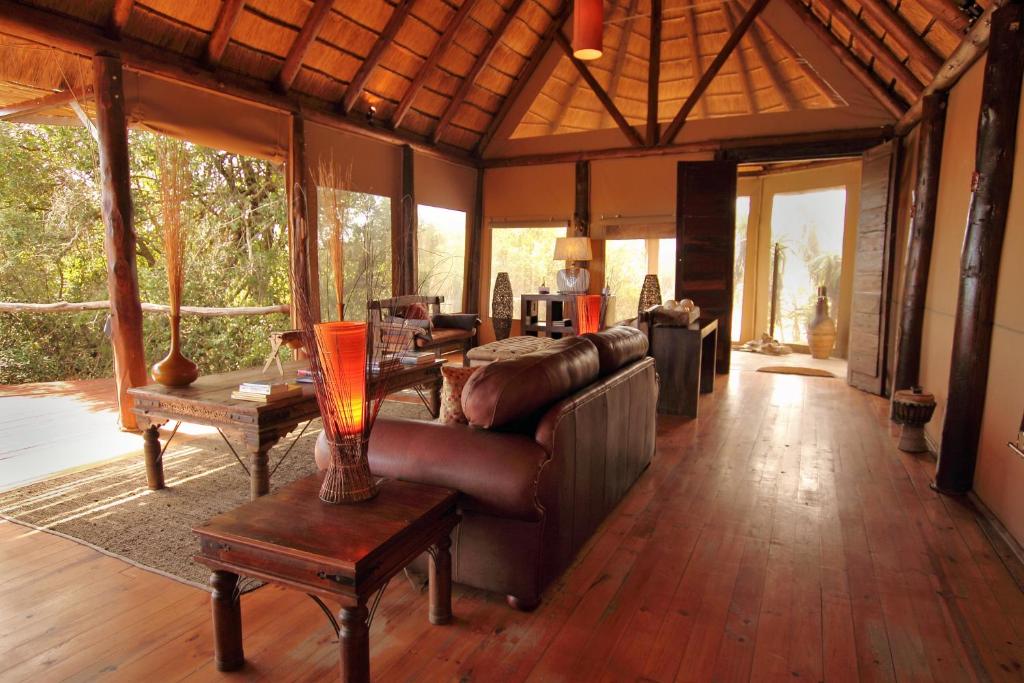 Posezení v ubytování Bush Lodge – Amakhala Game Reserve