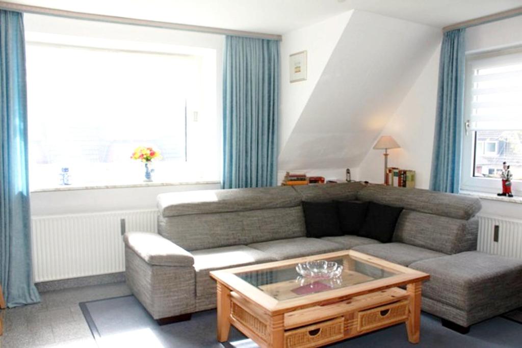 2 bedrooms appartement with garden and wifi at Westerland Sylt 1 km away from the beachにあるシーティングエリア