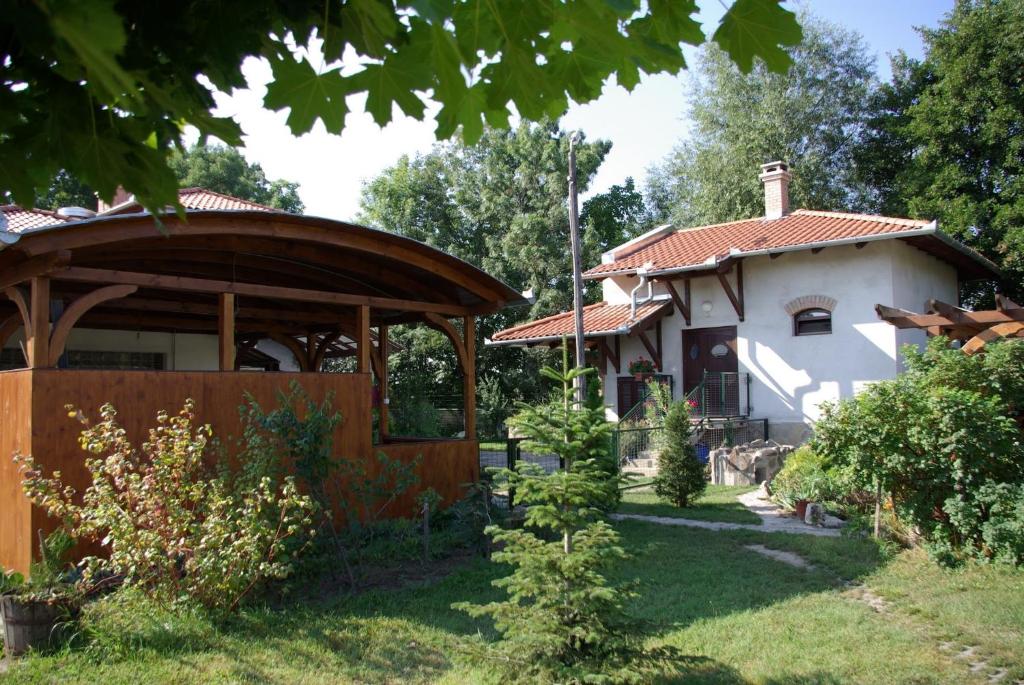 a house with a gazebo in a yard at Dabasi Lovas Vendégház in Dabas