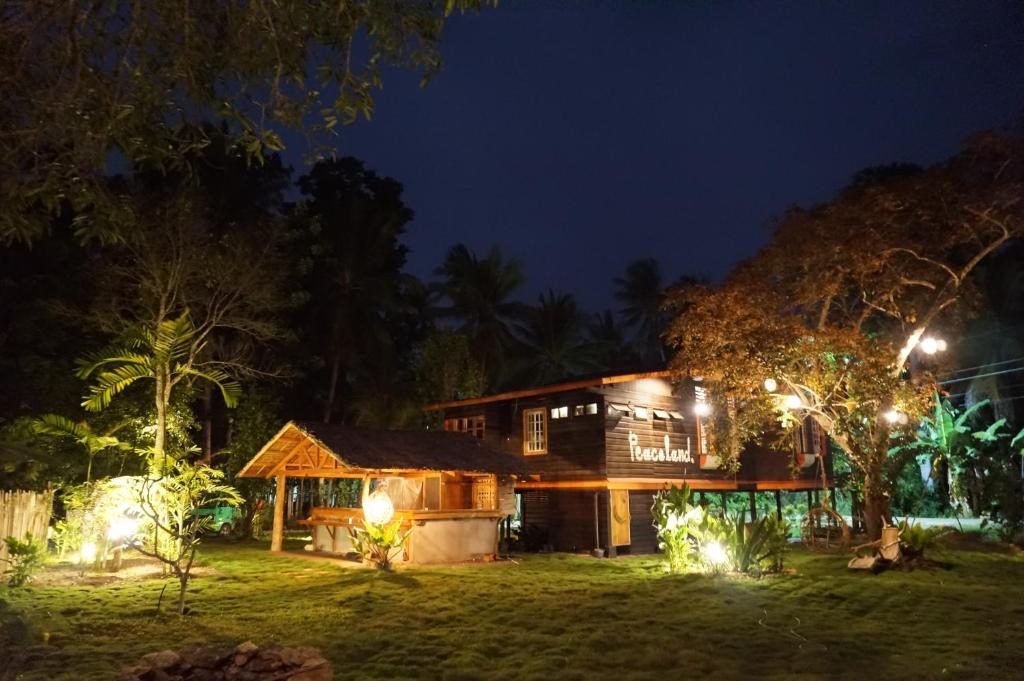 una casa iluminada por la noche con luces en Peaceland Hostel, en Panglao