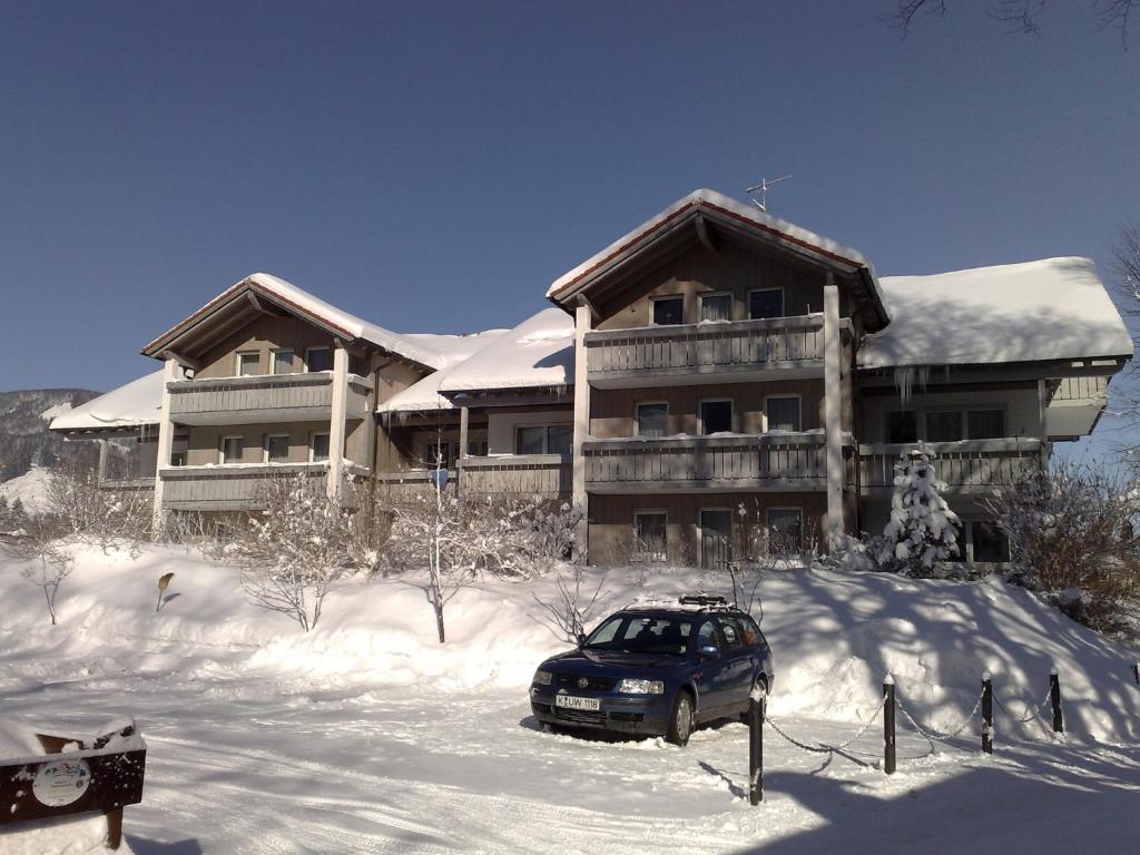 普夫龍滕的住宿－基恩伯格公寓，雪中停在房子前面的汽车