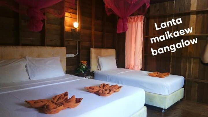 Postel nebo postele na pokoji v ubytování Lanta Maikeaw Bungalow