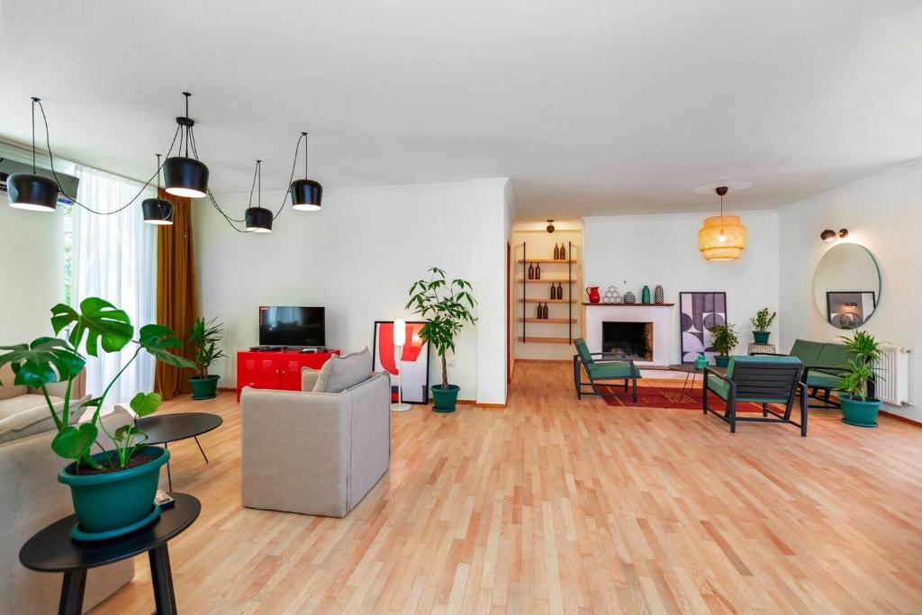 un salon rempli de meubles et de plantes dans l'établissement Big Terrace&Spacious place&City views✲2 Bedroom, à Tbilissi