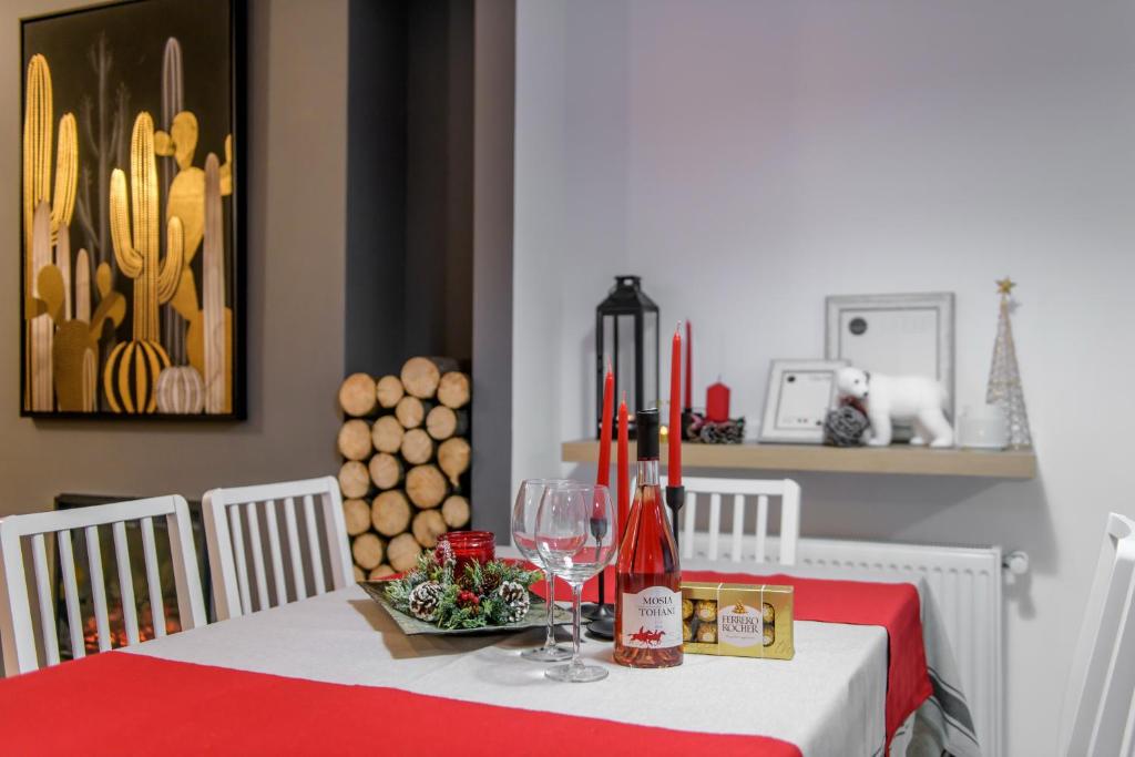 布希坦尼的住宿－Vila Time Busteni，一张带红白桌布的餐桌