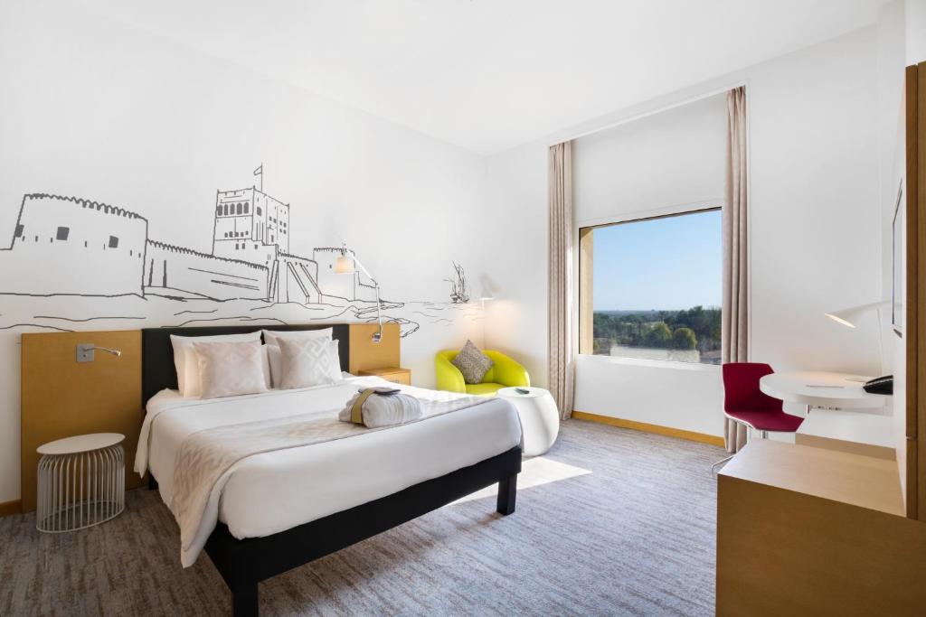 Postel nebo postele na pokoji v ubytování Mercure Sohar